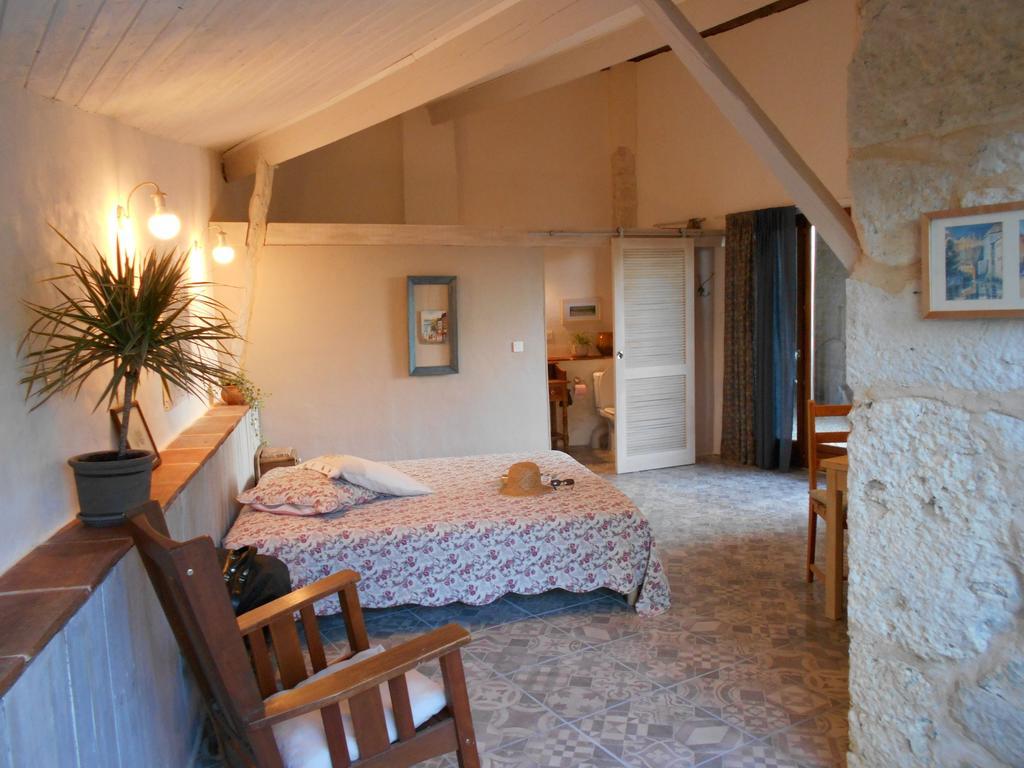 Bed and Breakfast Bastida De Beata Noailles  Zimmer foto